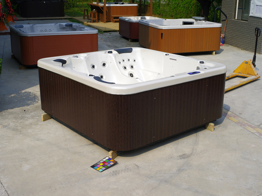 Freistehender Smart 5-Person-Whirlpool mit High Flow-Jets / WiFi / Bluetooth-Lautsprechern und Balboa-System