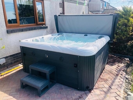 Garten 5 Sitzplätze Luxus-Massage-Spa-Badewanne Außen-Whirlpool Whirlpool Acryl freistehendes Spa-Bad Für Villa