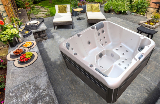 Außen-Acryl-Whirlpool-Badewanne mit Wasserfall und bunten Lichtern
